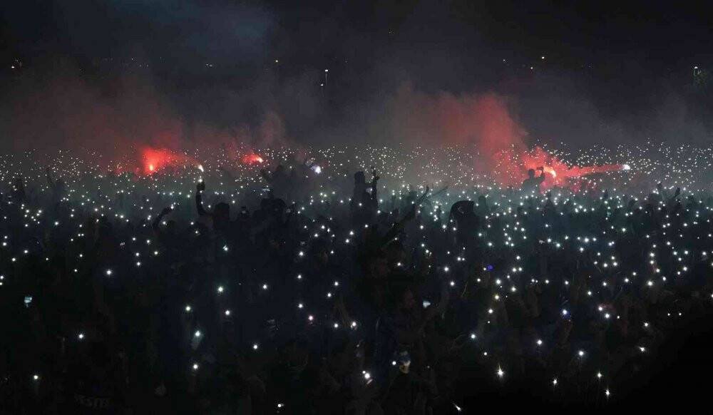 Trabzonspor’un şampiyonluk kutlamasında ışık şov