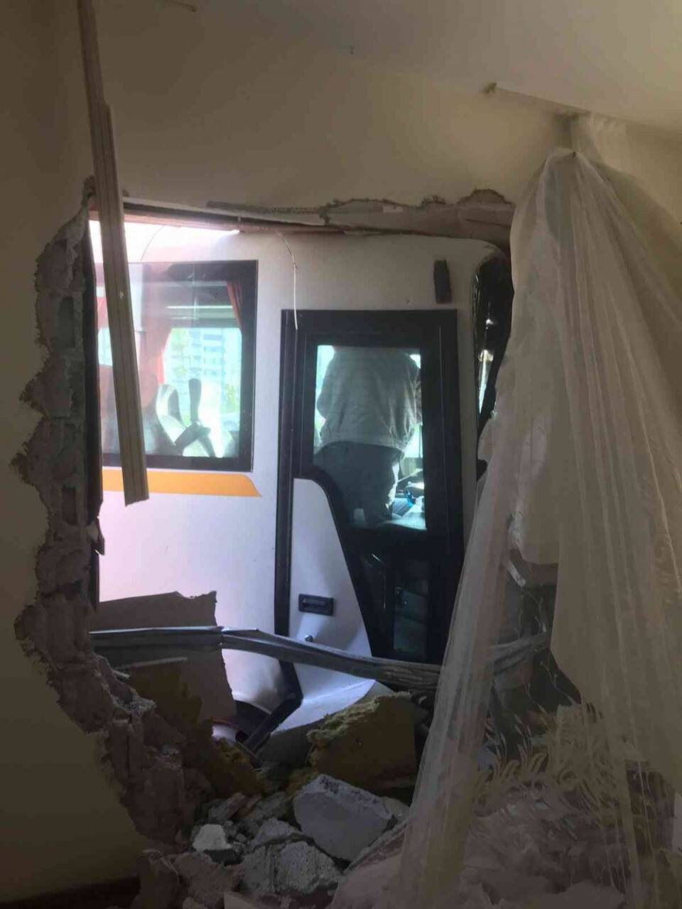 Ankara’da öğrenci aracı evin duvarına çarptı: 11 yaralı