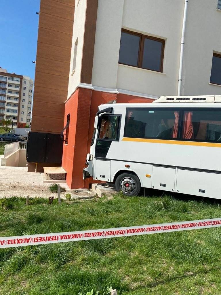 Ankara’da öğrenci aracı evin duvarına çarptı: 11 yaralı