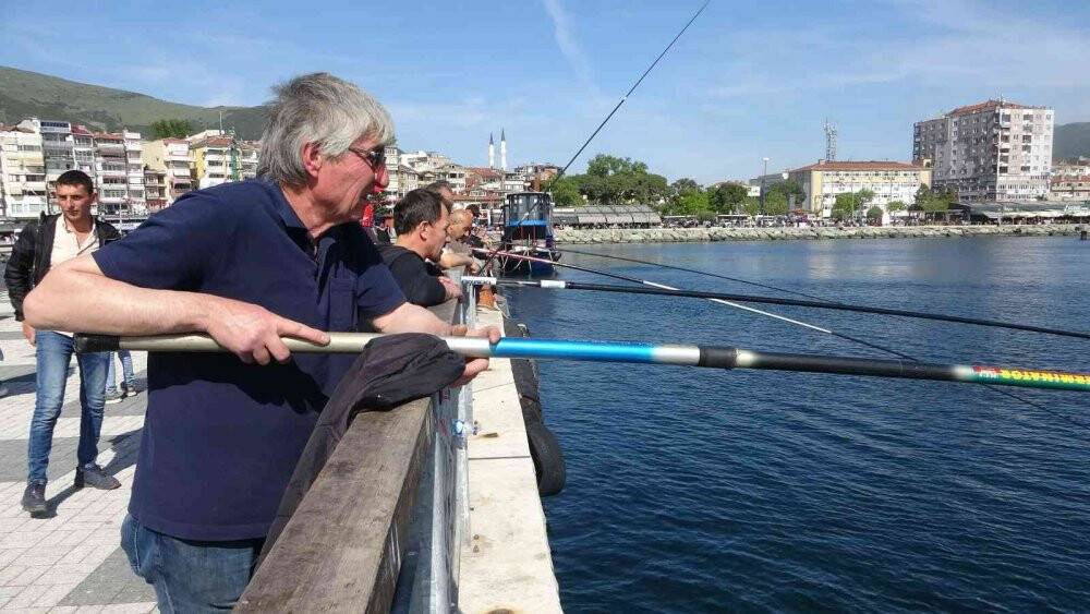 Gemlik’te müsilaj sona erdi, denizi oltacılar doldurdu