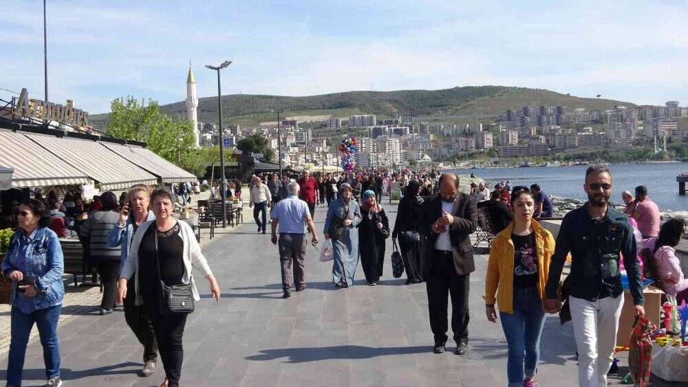 Gemlik’te müsilaj sona erdi, denizi oltacılar doldurdu