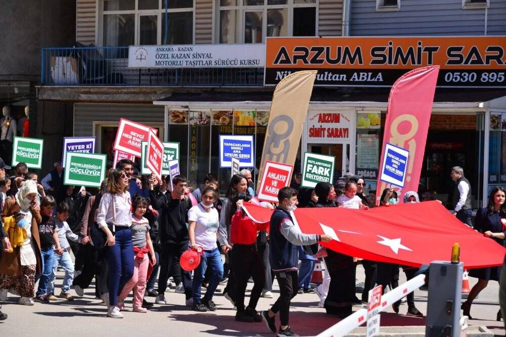 Engelli çocuklardan farkındalık yürüyüşü