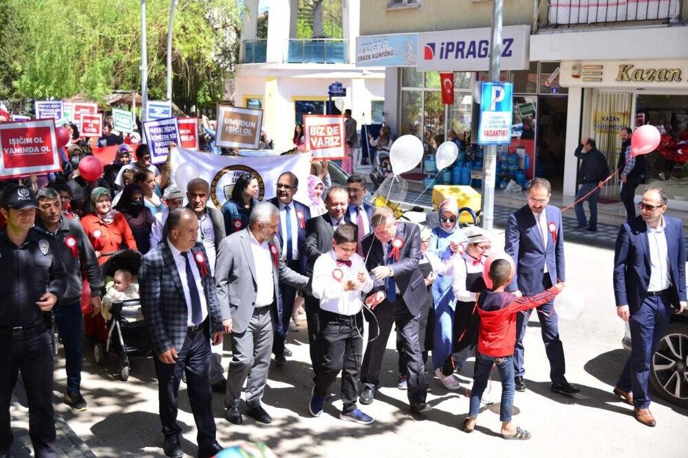 Engelli çocuklardan farkındalık yürüyüşü