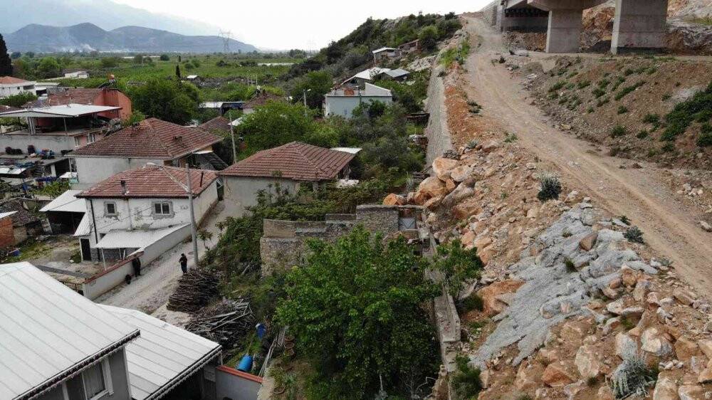 Evlerinin üzerinde dev kayalar var, korku içinde yaşıyorlar