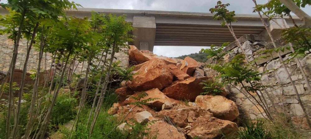 Evlerinin üzerinde dev kayalar var, korku içinde yaşıyorlar