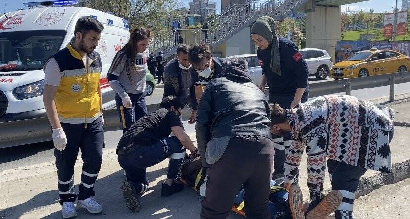 Kadıköy’de güzergahının dışına çıkan minibüsçünün E-5’te indirdiği yolcuya motosiklet çarptı