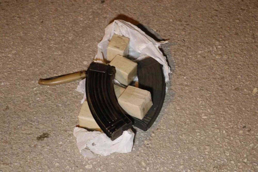 Motosiklet üzerinde ellerinde kalaşnikofla saldırıya giden şüpheliler polise yakalandı