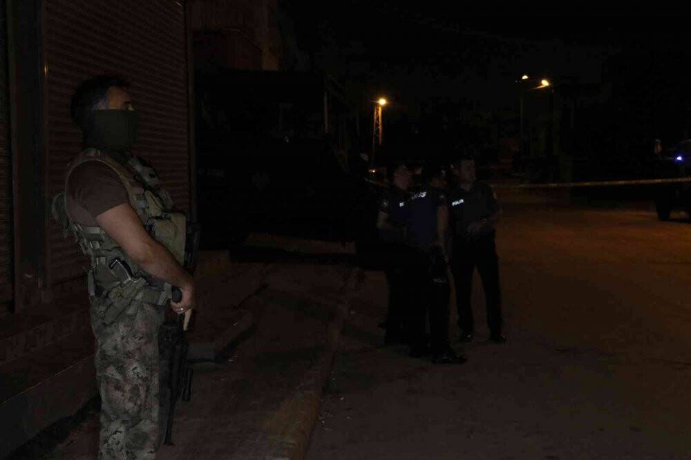 Motosiklet üzerinde ellerinde kalaşnikofla saldırıya giden şüpheliler polise yakalandı