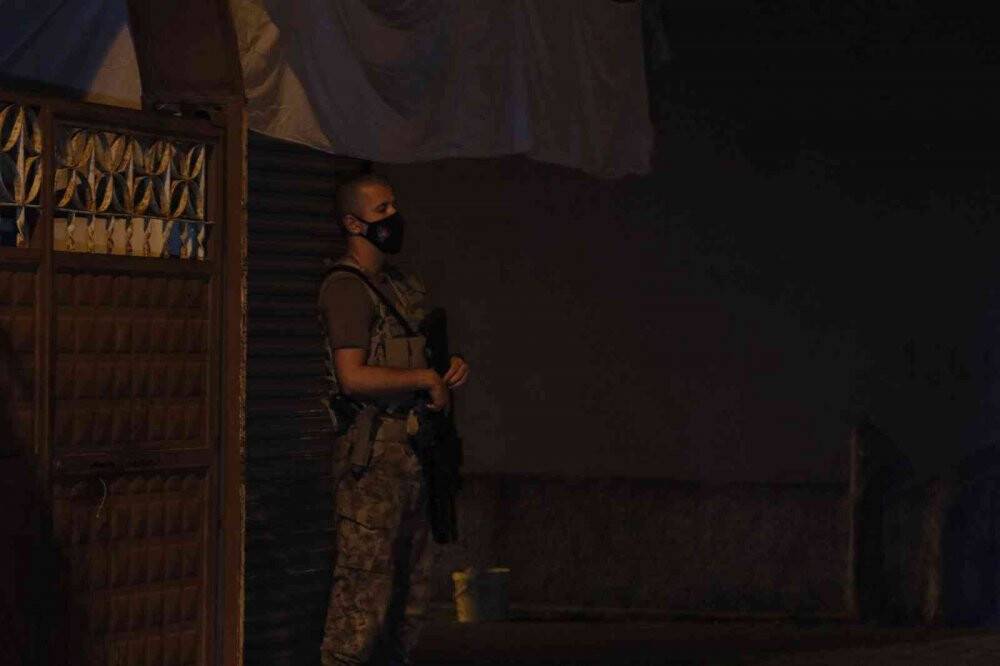 Motosiklet üzerinde ellerinde kalaşnikofla saldırıya giden şüpheliler polise yakalandı