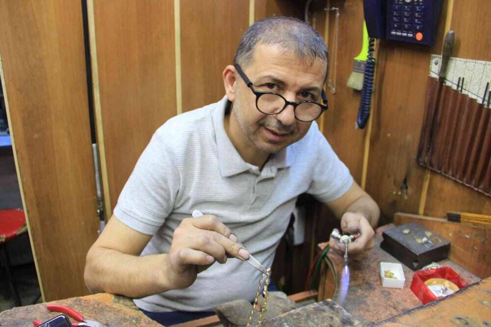 Sadece altın ve gümüş işlemiyor; aynı zamanda gönül köprüsü kuruyor