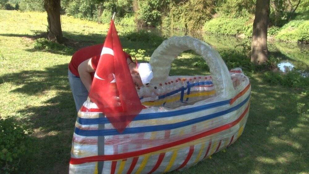 Beykoz’da 400 pet şişeyle sandal yapıp dereye indiler