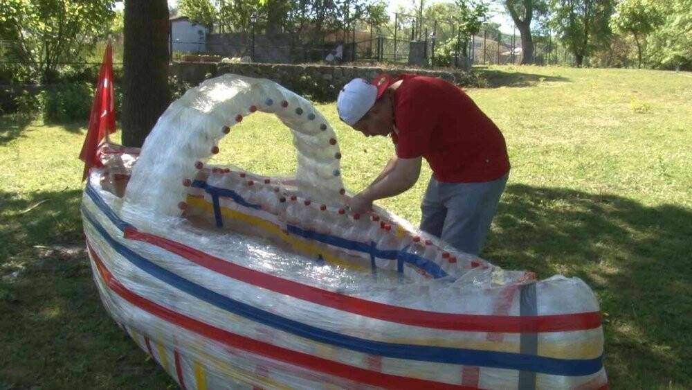 Beykoz’da 400 pet şişeyle sandal yapıp dereye indiler