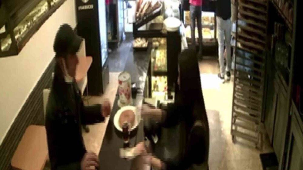 Kafede simit yedi, çay içti lavabo bataryasını çalıp gitti