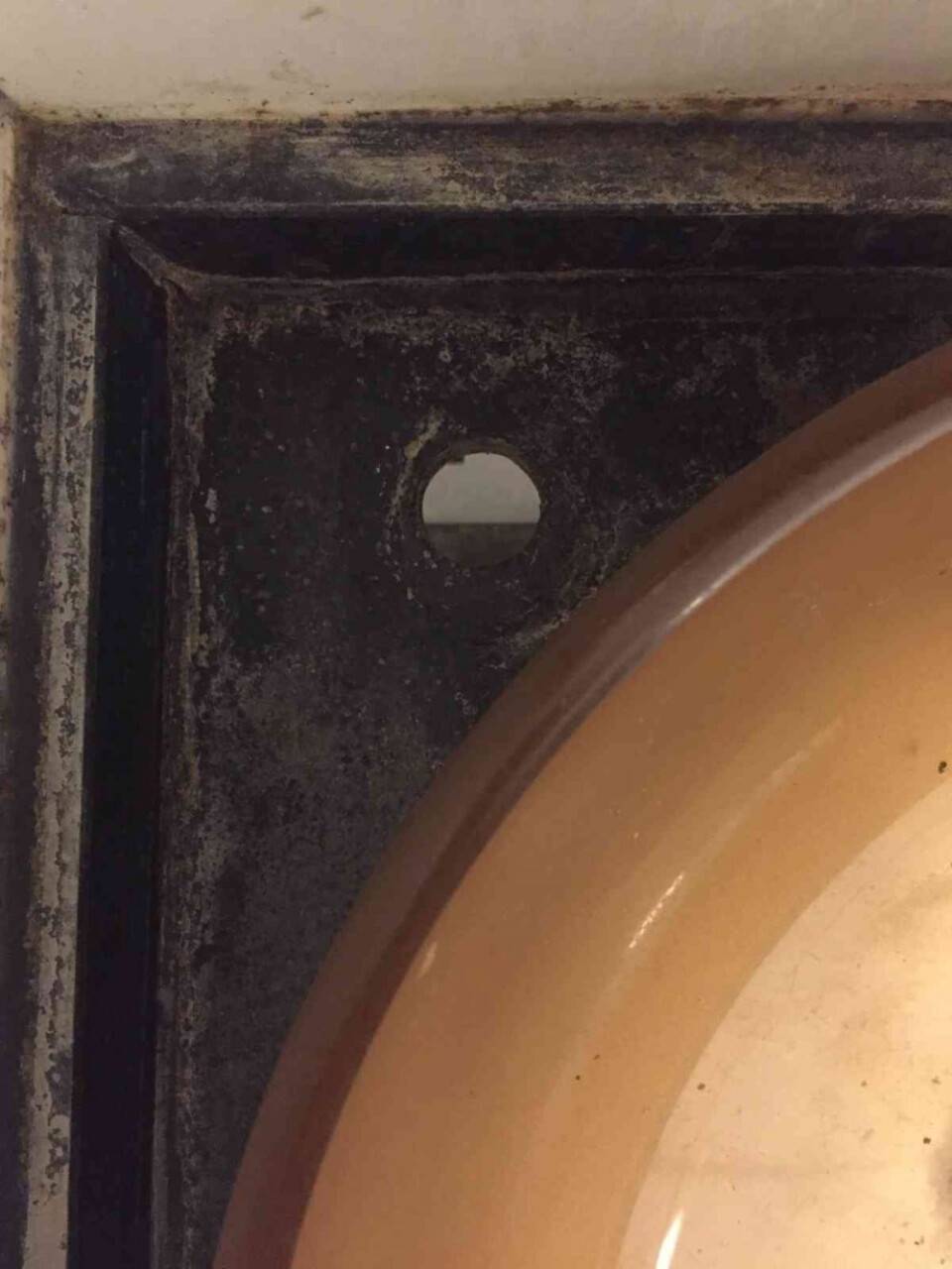 Kafede simit yedi, çay içti lavabo bataryasını çalıp gitti