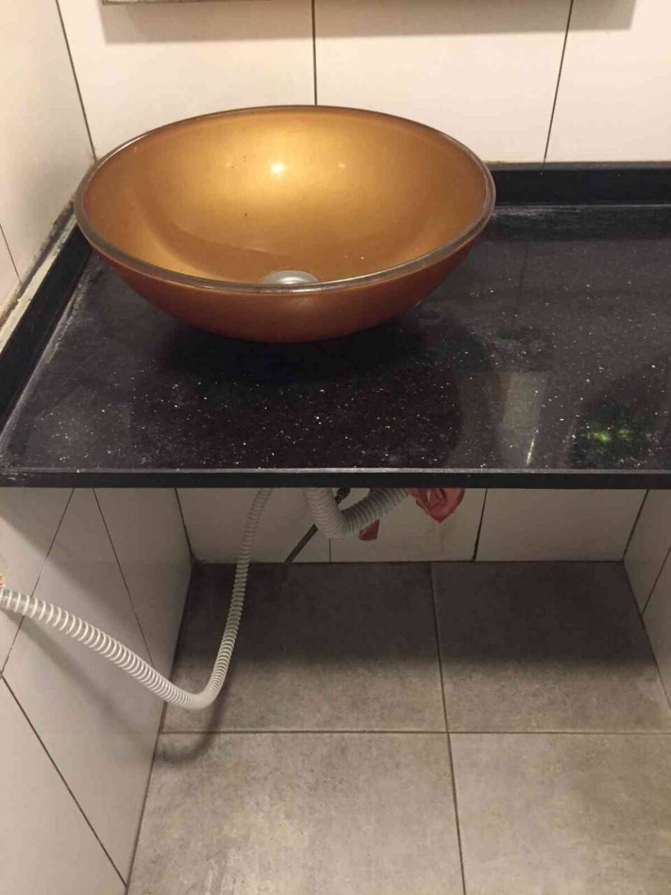 Kafede simit yedi, çay içti lavabo bataryasını çalıp gitti