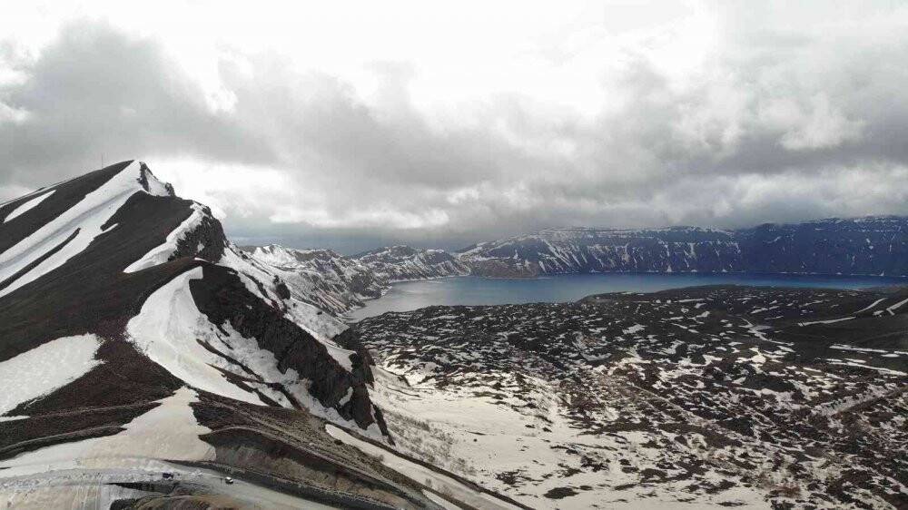 Nemrut Krater Gölü’nde iki mevsim bir arada