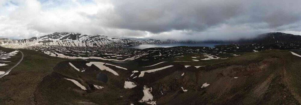 Nemrut Krater Gölü’nde iki mevsim bir arada