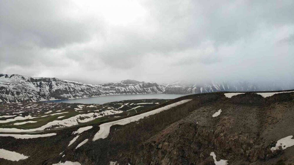 Nemrut Krater Gölü’nde iki mevsim bir arada
