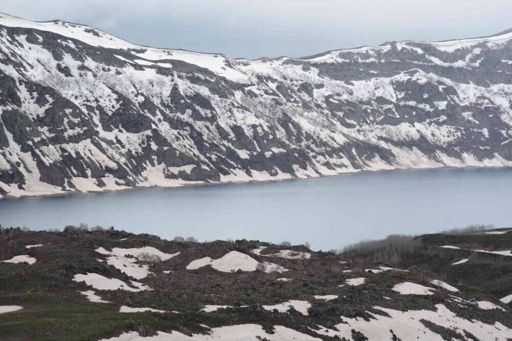 Nemrut Krater Gölü’nde iki mevsim bir arada