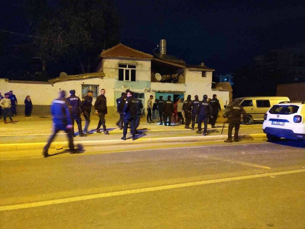 Sokak ortasında silahlı kavga: 3 yaralı