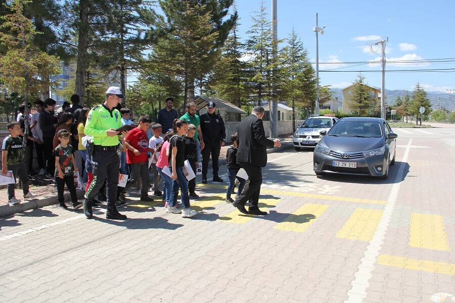 aa-20220513-27848055-27848052-yalihuyukte-yayalar-icin-5-adimda-guvenli-trafik-etkinligi-duzenlendi.jpg