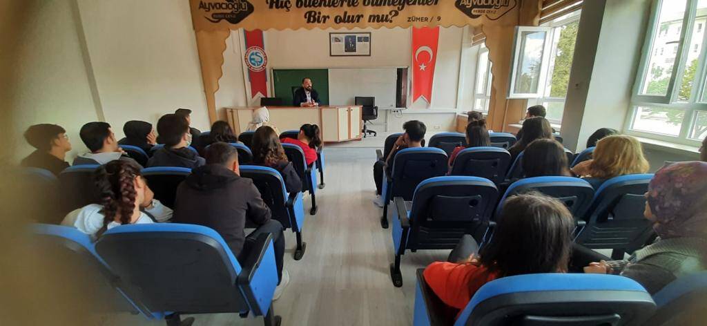 kitap-gunlerinde-yazarlar-ogrencilerle-bulusuyor-2.jpg