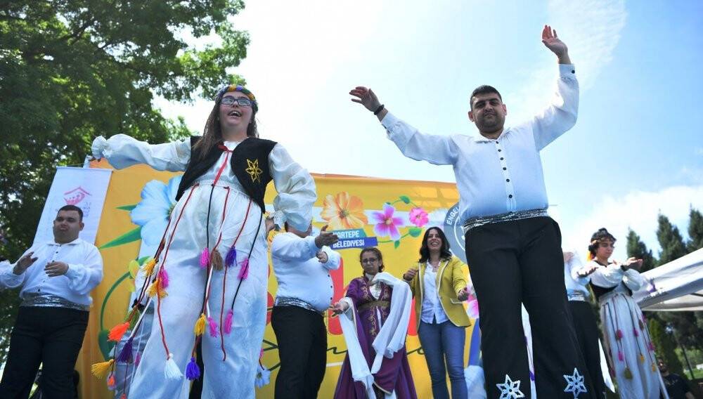 Özel bireyler bahar şenliğinde eğlendi
