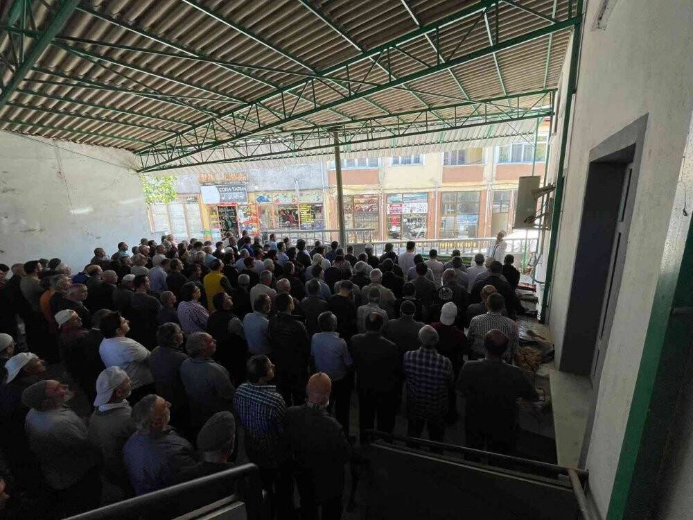 Yangını söndürmek isterken hayatını kaybetmişti son yolculuğuna uğurlandı