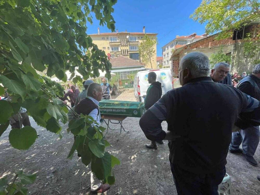 Yangını söndürmek isterken hayatını kaybetmişti son yolculuğuna uğurlandı