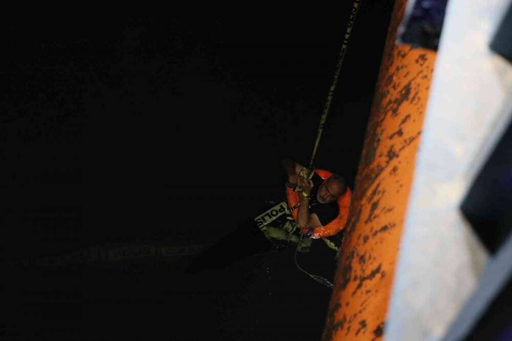 Yasak aşk yaşayan sevgililer köprüden suya atladı