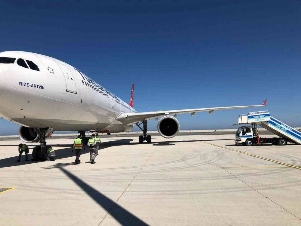 Rize-Artvin Havalimanı’na ilk yolcu uçağı indi