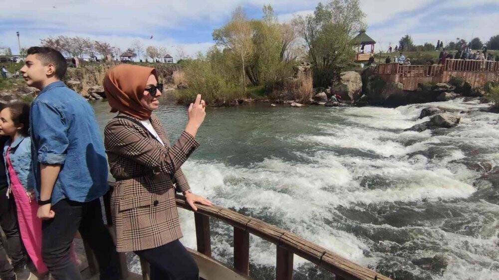 Uçan balıklar izleyenlere görsel şölen sunuyor