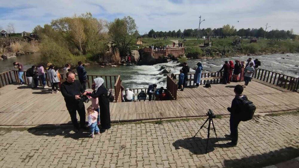 Uçan balıklar izleyenlere görsel şölen sunuyor