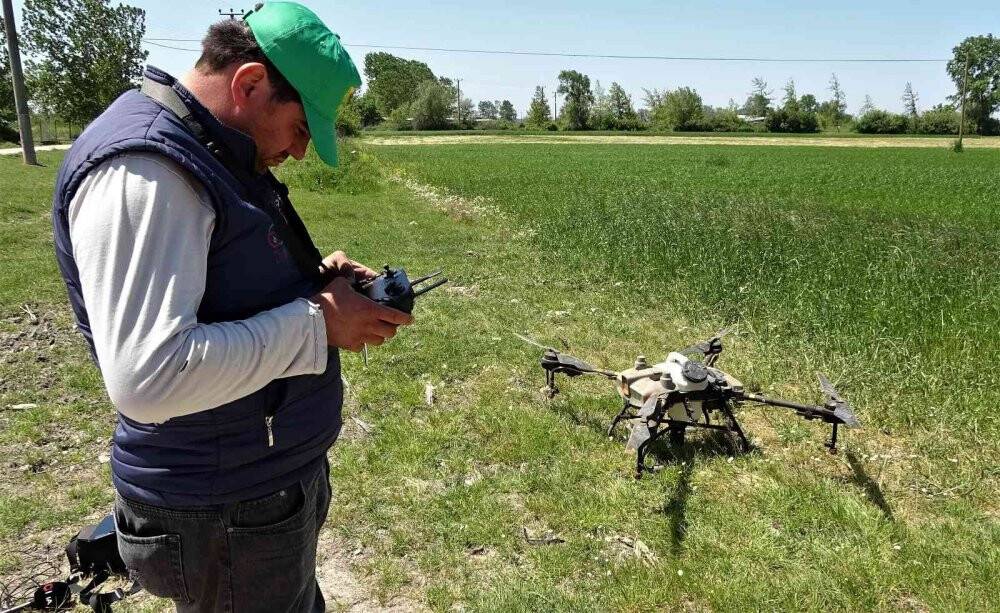 Köylüler dron aldı tarlasını ilaçlatmak isteyen sıraya giriyor