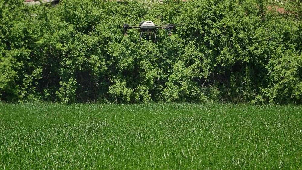 Köylüler dron aldı tarlasını ilaçlatmak isteyen sıraya giriyor