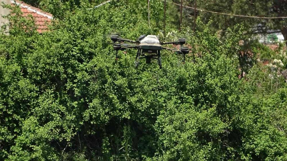 Köylüler dron aldı tarlasını ilaçlatmak isteyen sıraya giriyor