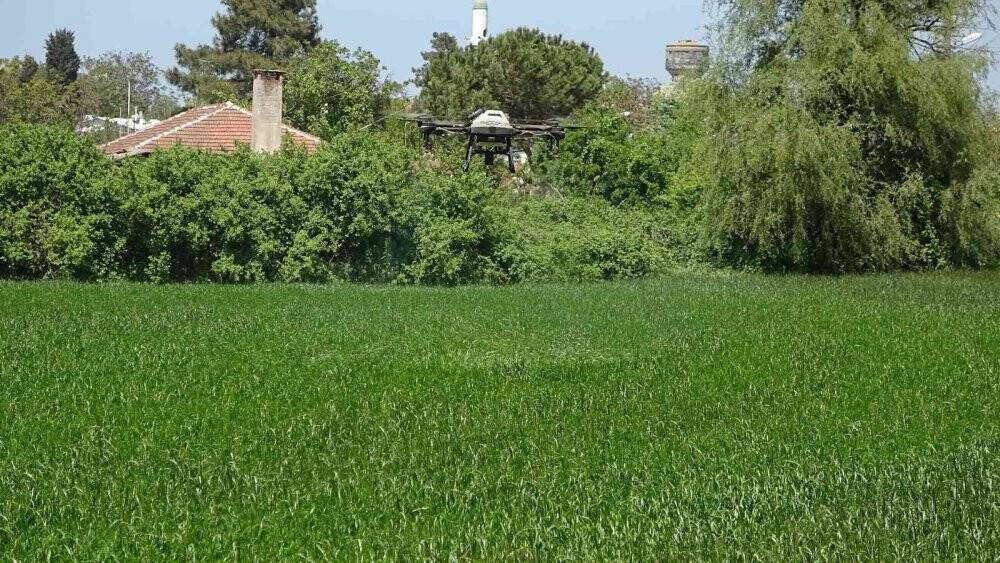 Köylüler dron aldı tarlasını ilaçlatmak isteyen sıraya giriyor