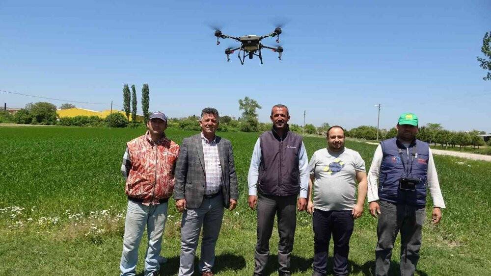 Köylüler dron aldı tarlasını ilaçlatmak isteyen sıraya giriyor