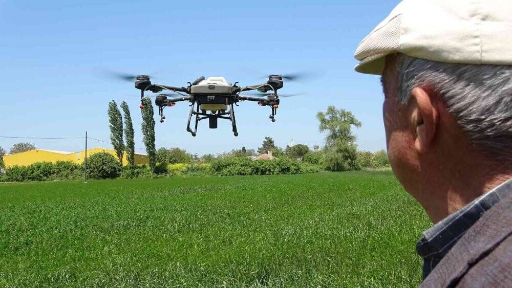 Köylüler dron aldı tarlasını ilaçlatmak isteyen sıraya giriyor