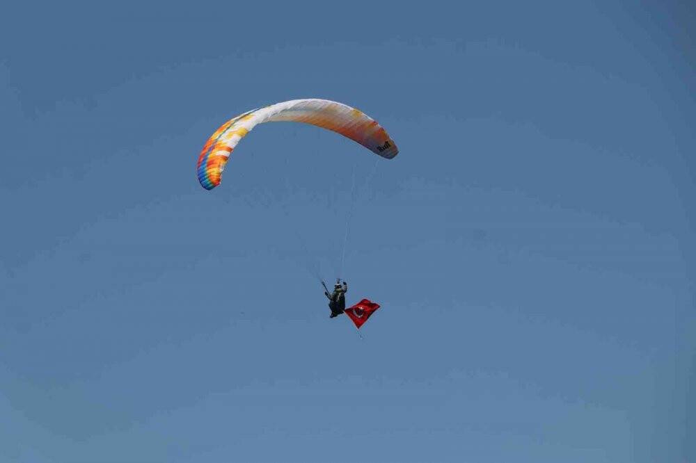 Paraşütçüler gökyüzünü Türk bayraklarıyla süsledi