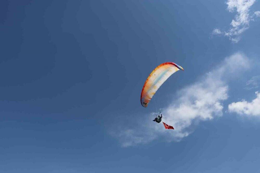 Paraşütçüler gökyüzünü Türk bayraklarıyla süsledi