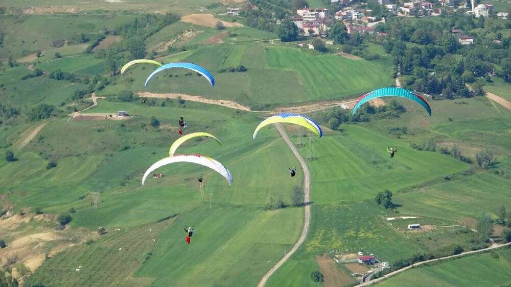Paraşütçüler gökyüzünü Türk bayraklarıyla süsledi