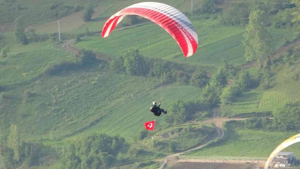 Paraşütçüler gökyüzünü Türk bayraklarıyla süsledi