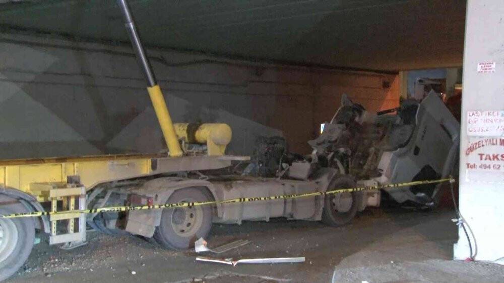 Pendik’te dorsesi açılan kamyon alt geçide çarptı