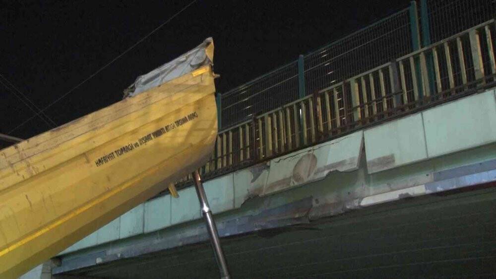 Pendik’te dorsesi açılan kamyon alt geçide çarptı