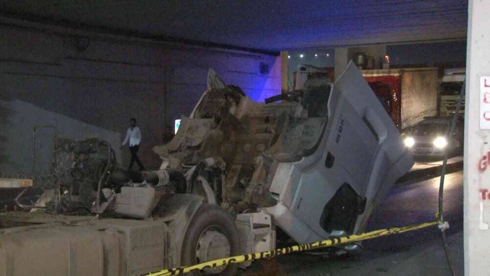 Pendik’te dorsesi açılan kamyon alt geçide çarptı
