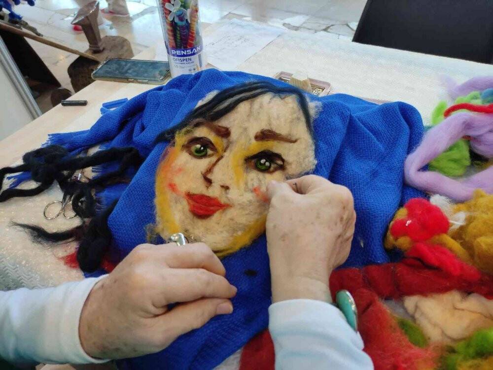 Resimlerini boya ve fırça yerine yünle yapıyor