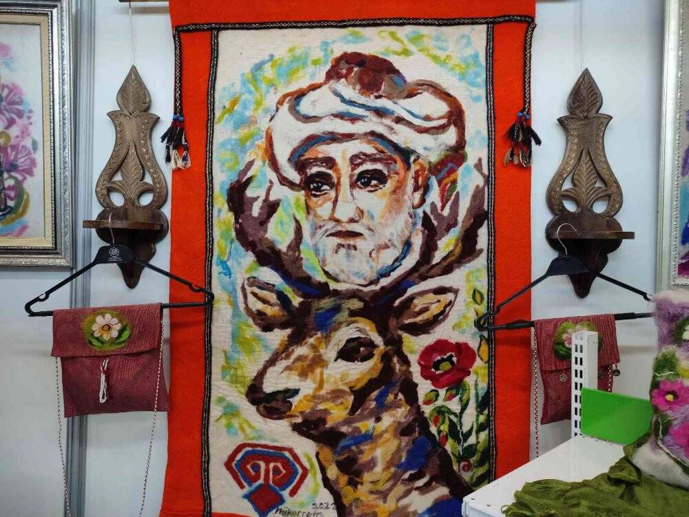 Resimlerini boya ve fırça yerine yünle yapıyor