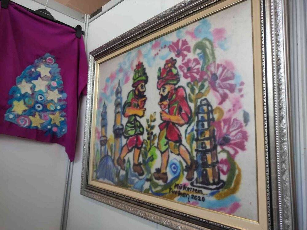 Resimlerini boya ve fırça yerine yünle yapıyor