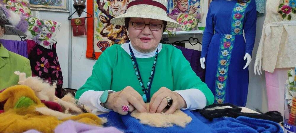 Resimlerini boya ve fırça yerine yünle yapıyor